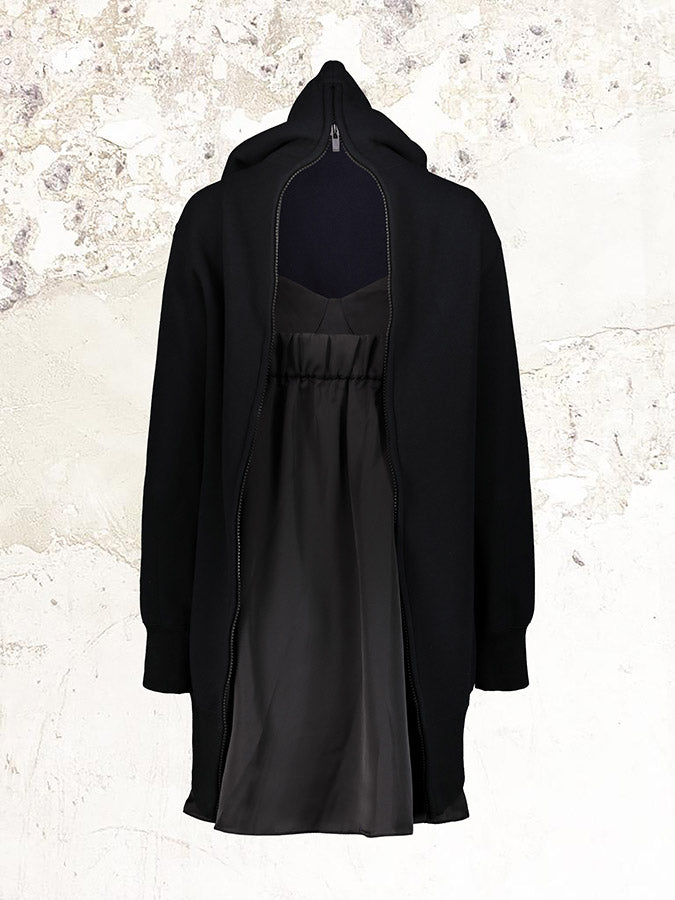 черное платье с капюшоном и молниями sacai