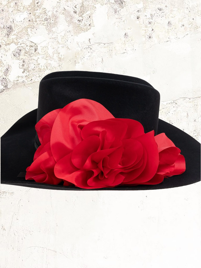 Willy Chavarria mit Blumen verzierter Hut